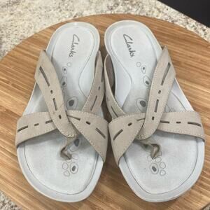 Clarks tan women’s 7.5 flat slip on thong sandal shoes